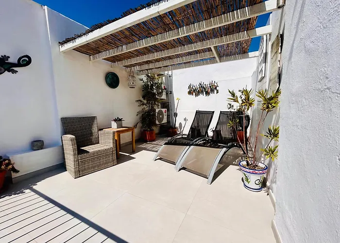 Fabulous 2 Bed-townhouse With Large Rooftop! *